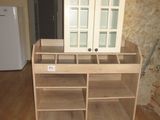 une armoire en bois surmontée d'un miroir
