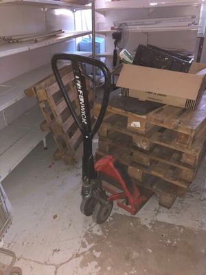 un diable rouge garé dans un garage