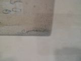 un dessin sur le mur d'une salle de bain avec des toilettes à l'intérieur