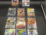 plusieurs types de cartes pokemon sur la table