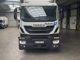 un camion blanc garé dans un garage