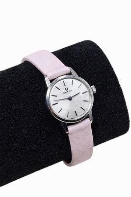 une photo d'une montre-bracelet pour femme avec un bracelet en cuir rose
