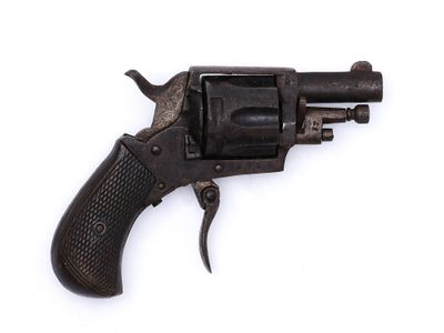 un vieux pistolet est posé sur une surface blanche, devant un fond blanc
