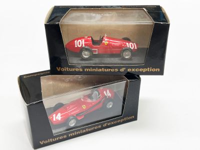 deux boîtes contenant chacune une maquette de voiture de course rouge