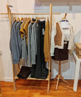 SUR DÉSIGNATION Petit mobilier de présentation comprenant : …