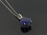 une photo d'un collier orné d'une pierre bleue