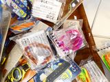 de nombreux types de jouets différents, rangés dans des sacs posés par terre