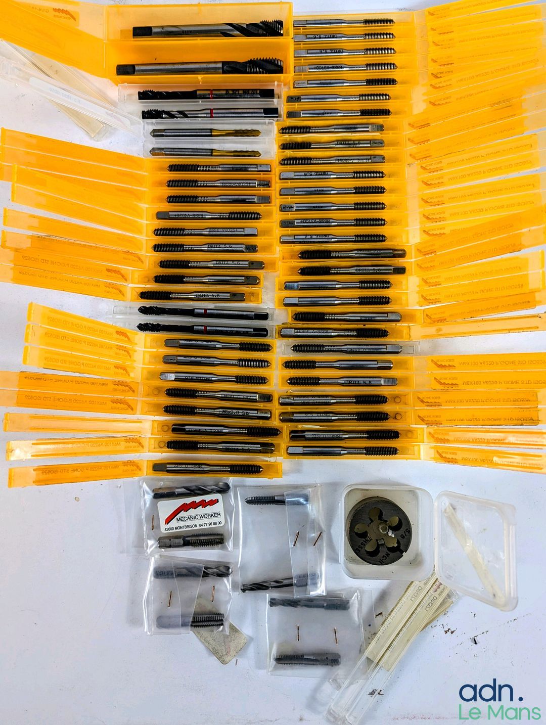 Lot de 50 tarauds, plus accessoires.
