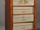 une commode en bois comportant quatre tiroirs de chaque côté