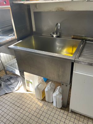 une cuisine équipée d'un évier, d'un lave-vaisselle et d'un lave-linge