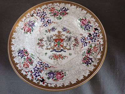 une assiette avec un dessin sur une table