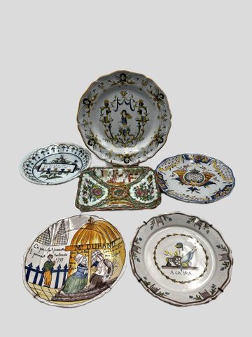 Lot de 5 assiettes en faïence polychrome dans une de Béatrix Poup...