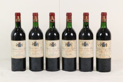 six bouteilles de vin sont alignées sur une table