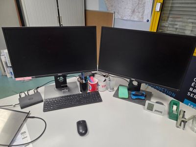 deux écrans d'ordinateur placés l'un à côté de l'autre sur un bureau