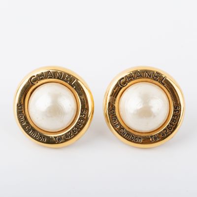 une paire de boucles d'oreilles en or et perles