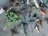 beaucoup de petits avions jouets posés par terre