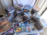 une table sur laquelle sont posés de nombreux DVD