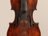 un vieux violon avec un archet accroché à son dos