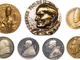 un gros plan sur un ensemble de pièces de monnaie présentant des faces différentes