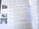 un livre ouvert d'où dépasse une feuille de papier