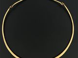 un collier ras-du-cou en or au design incurvé