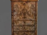 une photo d'une très vieille commode en bois à tiroirs