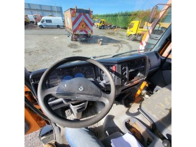 vue de l'intérieur d'un camion depuis le siège du conducteur