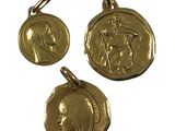 trois pendentifs en forme de pièces d'or représentant un visage de femme et une tête d'homme