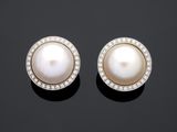 une paire de boucles d'oreilles en perles de culture et diamants