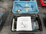 une boîte d'outils posée sur une table