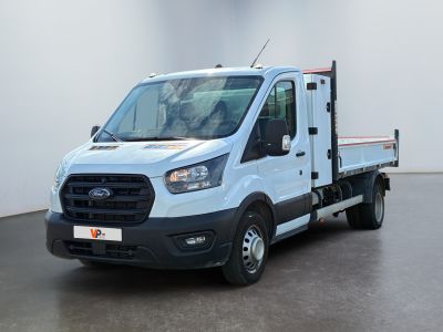 un camion blanc garé dans une pièce