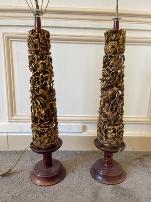 paire de lampes en bois et en rotin avec des pieds en métal