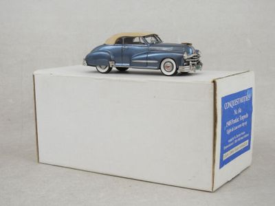 une petite voiture bleue posée sur une boîte