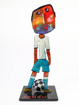 statue d'un garçon tenant un ballon de football, posée sur un socle noir
