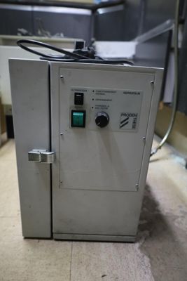 a machine that is sitting on the floor in a room