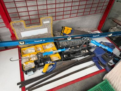 un grand nombre d'outils posés sur une table