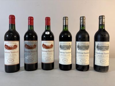 six bouteilles de vin sont alignées sur une table