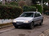 une voiture argentée garée sur le bord de la route