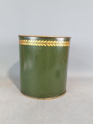 une boîte en fer-blanc verte ornée d'un décor en feuille d'or