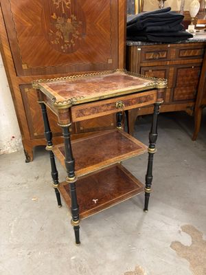une petite table surmontée d'une étagère, dans une pièce