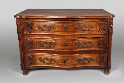 une vieille commode en bois avec des sculptures ornementales sur les tiroirs