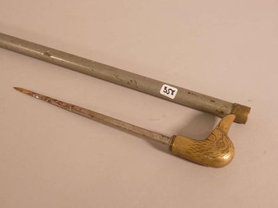 une paire d'outils anciens à manche en bois posés sur une surface blanche