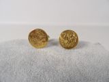 une paire de boucles d'oreilles en or ornées d'une tête de lion
