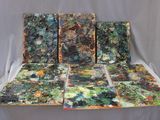 quatre œuvres d'art posées sur une table