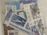un paquet de timbres sur lequel figure l'image d'un avion