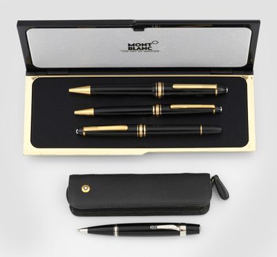un ensemble de stylos et de crayons noir et or, présenté dans un étui noir
