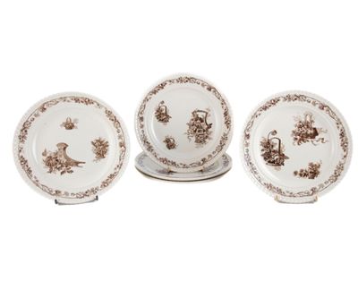 trois assiettes marron et blanches ornées d'oiseaux et de fleurs