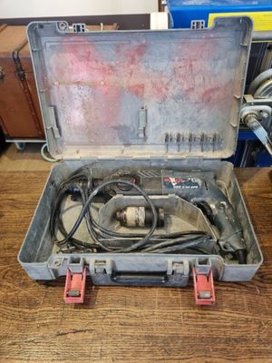 une mallette à outils posée sur une table