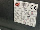 une étiquette apposée à l'arrière d'une machine posée sur une table