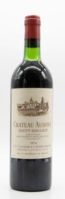 une bouteille de vin posée sur une table